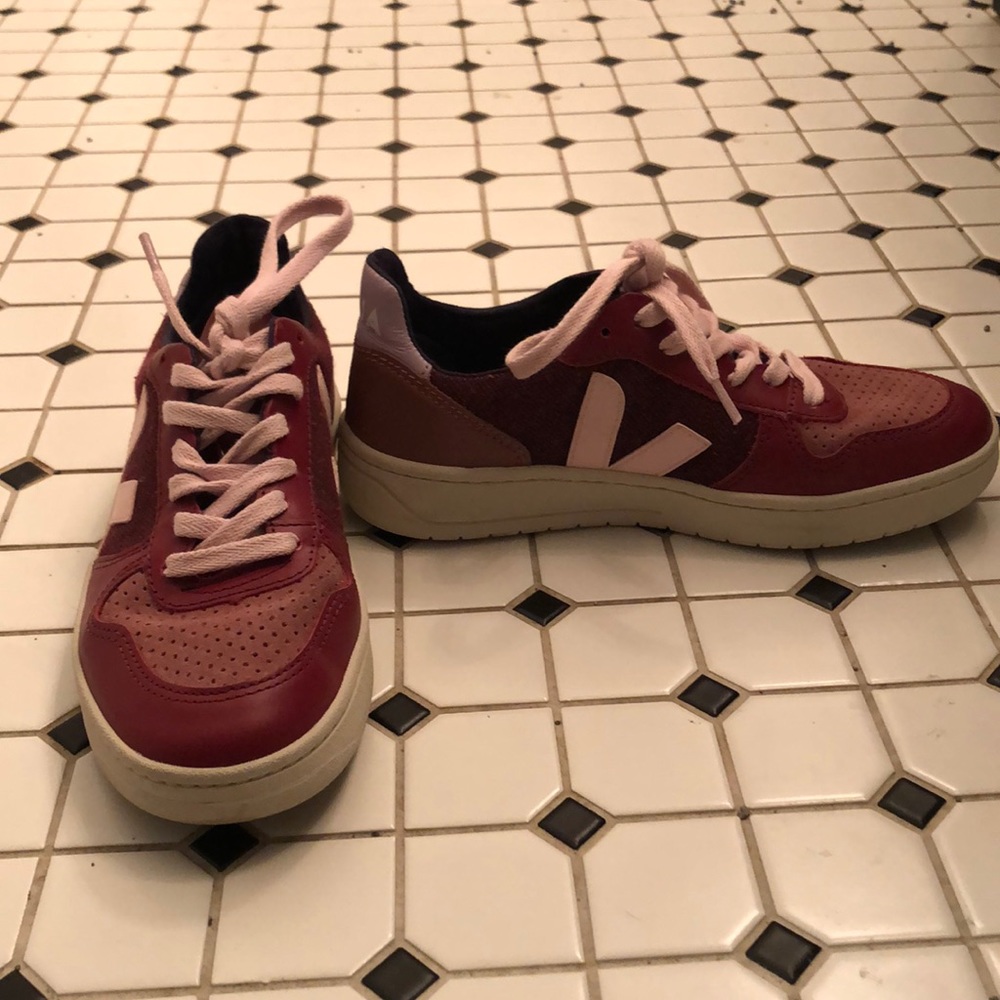 Veja V-10 Sneakers. Great condition!